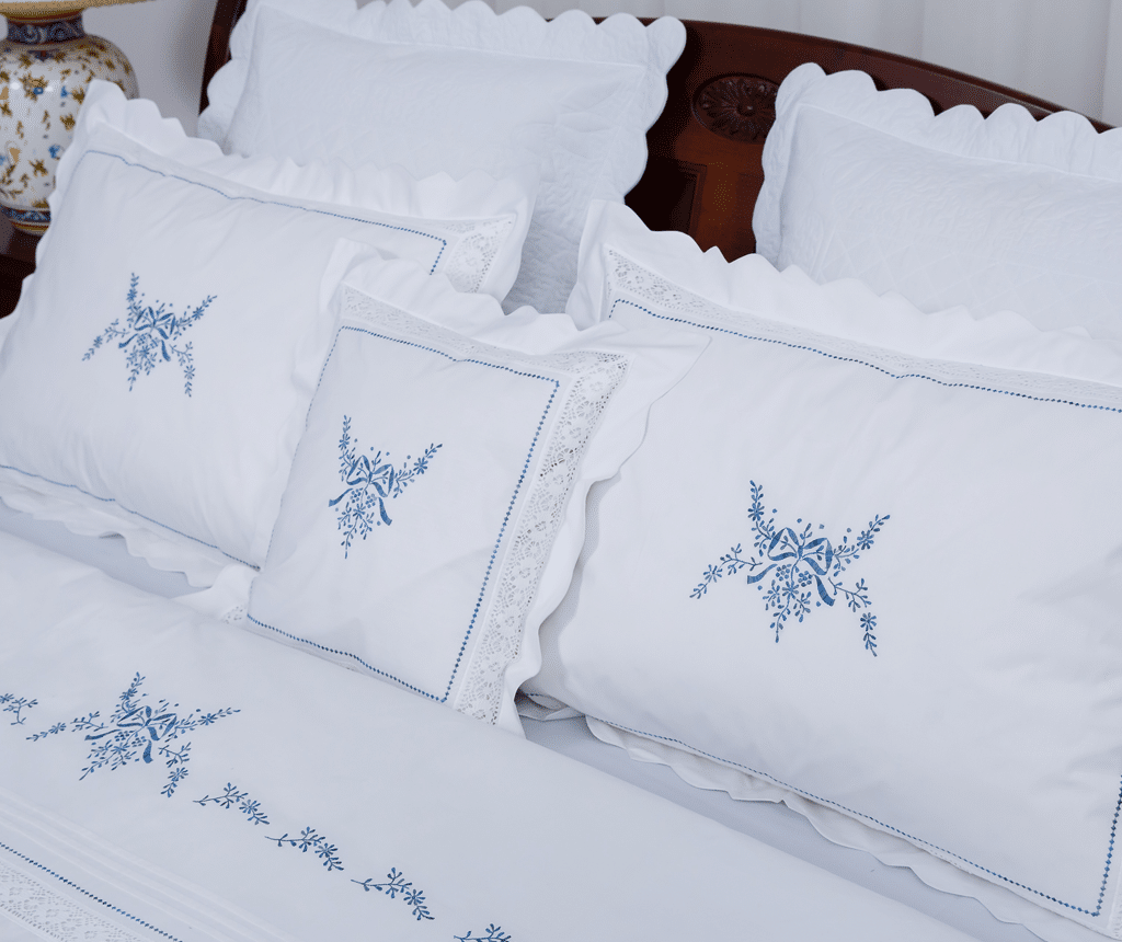 Tact Asser handy Lenjerie de pat albă, din bumbac 100%, cu detalii brodate albastre – LNJ-17  - ArtDecor