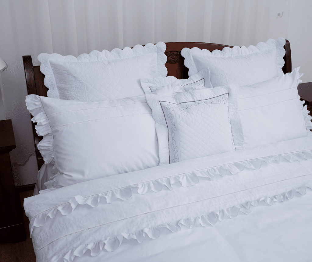 Lenjerie de pat 8 piese, albă, bumbac 100%, model cu volănașe – LNJ-05 -