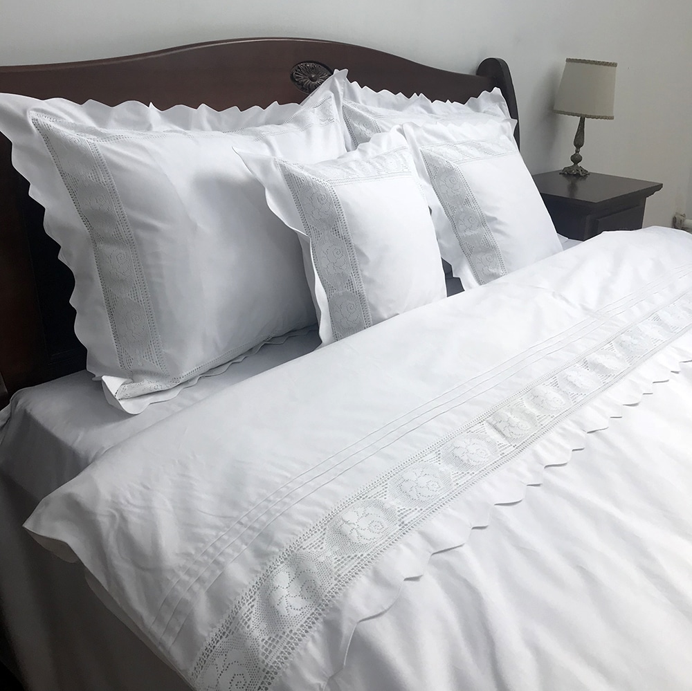 Dormitory Operate boiler Lenjerie de pat albă cu inserție dantelă și margine gotică – LNJ-95 -  ArtDecor