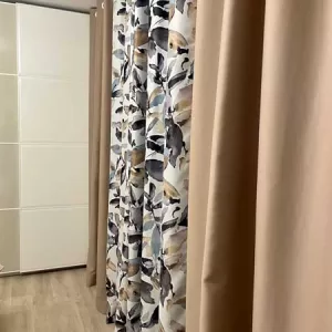 Draperie blackout maro deschis cu model “frunze în acuarelă”