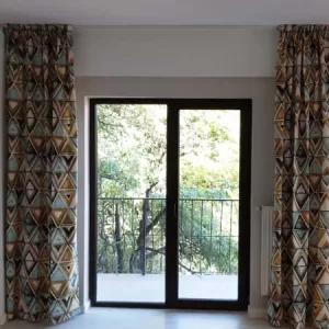 Draperie cu model geometric în nuanțe de portocaliu și bleu