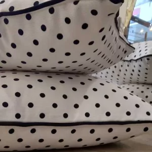 Pernă decorativă albă cu buline negre