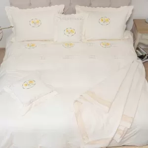 Lenjerie de pat natur cu dantelă și medalion brodat