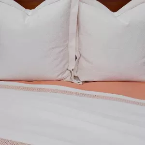 Set pentru pat cu bandou și dantelă + 2 perne decor