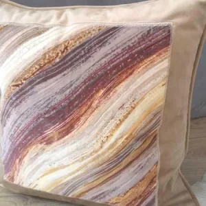 Pernă decorativă multicoloră, motiv abstract