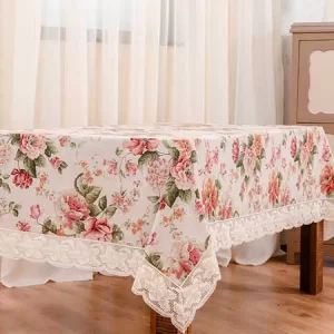 Față de masă cu bujori și margine din dantelă
