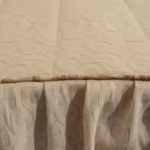 Set cuvertură pentru pat din bumbac și două perne decorative crem, model baroc