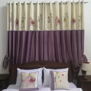 Draperie din pluș cu elemente decorative aplicate – girafă și elefant