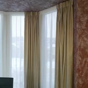 Draperie cu model geometric în relief, tonuri maro