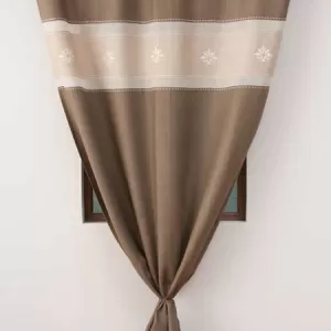 Draperie din in, în nuanțe de maro