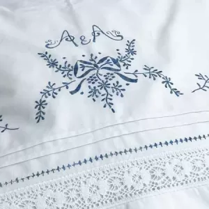 Lenjerie de pat albă, din bumbac 100%, cu detalii brodate albastre