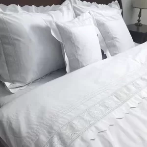 Lenjerie de pat albă cu inserție dantelă și margine gotică