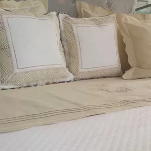 Lenjerie de pat bej cu broderie