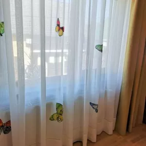 Perdea pentru camera copiilor din in cu fluturi aplicați