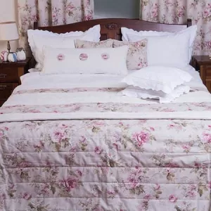 Set cuvertură pentru pat quiltuită și trei perne decorative crem-roz, imprimeu floral