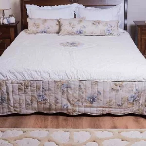 Set cuvertură pentru pat quiltuită și două perne decorative crem-albastru, imprimeu floral