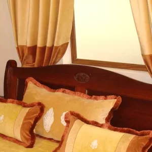 Set cuvertură pentru pat matlasată și trei perne decorative, culoare muștar