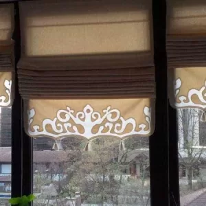 Stor roman, culoare maro, cu broderie și ciucuri