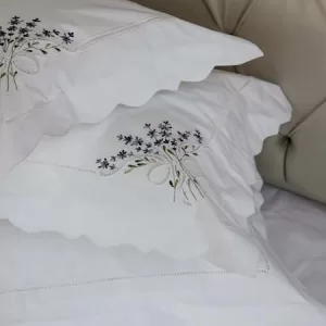 Lenjerie de pat dublă cu broderie și model floral din lavandă