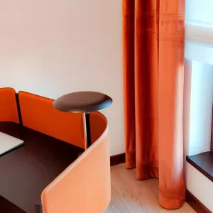 Draperie cu cusături și benzi decorative
