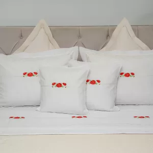 Lenjerie de pat albă cu dantelă și broderie maci