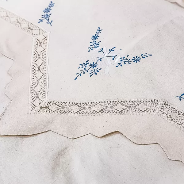 Lenjerie de pat cu broderie flori albastre - imagine 2