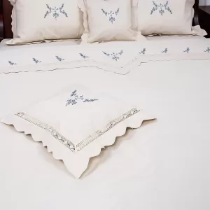 Lenjerie de pat cu broderie flori albastre