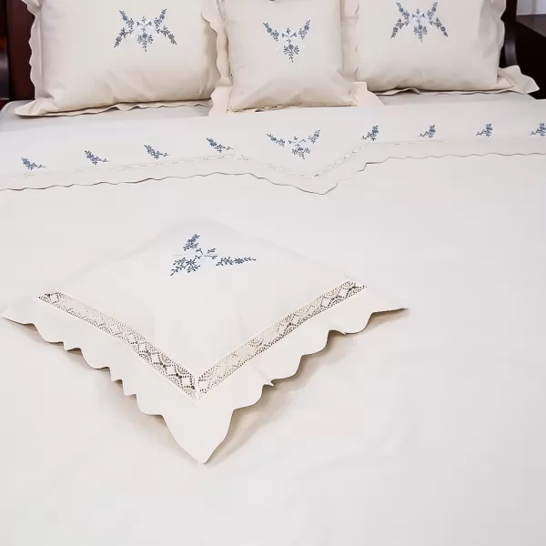Lenjerie de pat cu broderie flori albastre