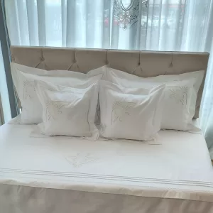 Lenjerie cu broderie spartă