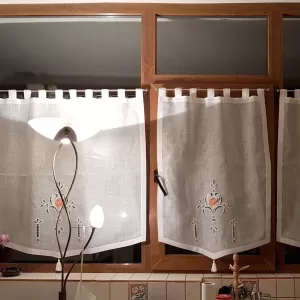 Perdea bucătărie cu broderie crin