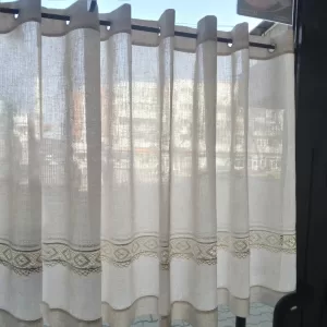 Perdea bucătărie cu dantelă și broderie găurele
