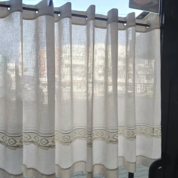 Perdea bucătărie cu dantelă și broderie găurele