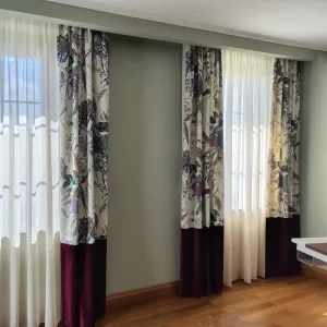 Draperie cu bordură culoare prună